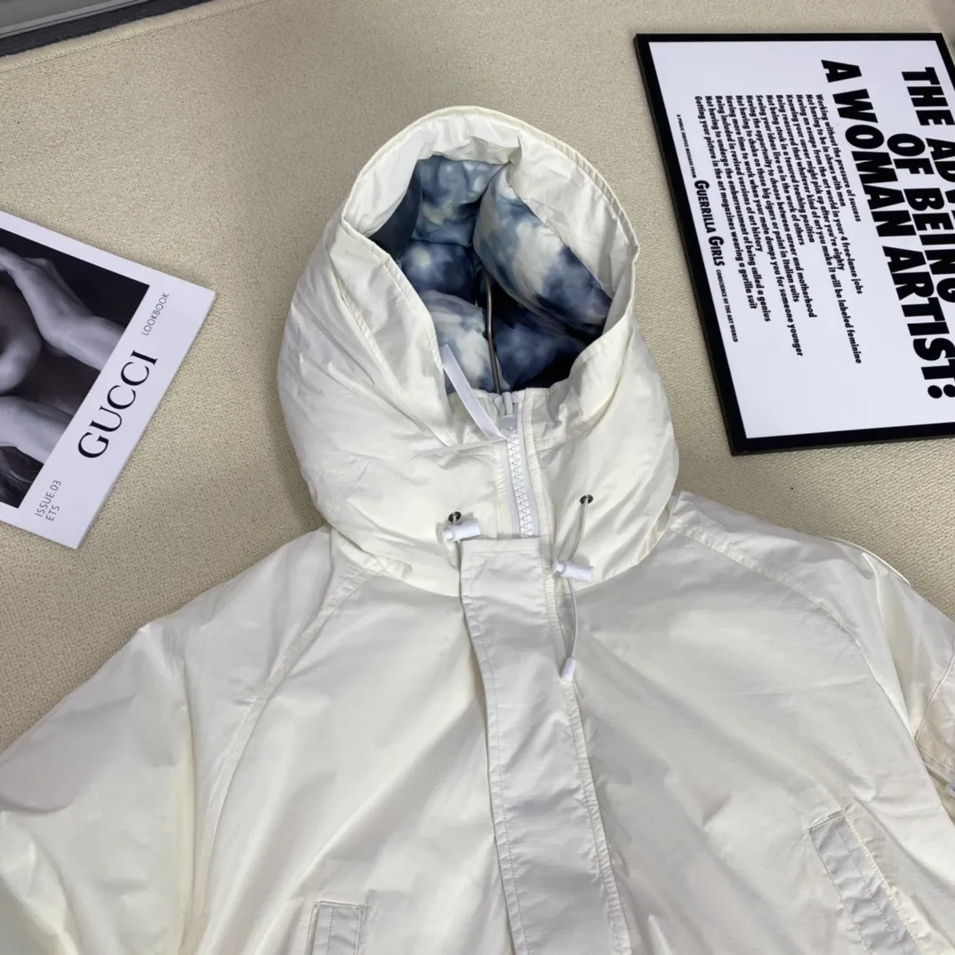 Style number: Y 178 𝗖𝗔𝗡𝗔𝗗𝗔 𝗚𝗢𝗢𝗦𝗘｜Canada Goose Glacier THE ICONSSeries Chilliwack Bomber Jacket 7999U 1 Product Color: Cream White Size: S, M, L, XL, XXL Description: The Chilliwack bomber jacket was originally designed for pilots in the uninhabited areas of northern Canada. It is durable, warm and easy to move, which can meet the needs of pilots working in the Arctic waterways. Chilliwack's signature style remains popular and is a popular jacket from Canada Goose. The Northern Lights Capsule Series is reimagined in rich hues inspired by the stunning colors of Canada's north. Glacial Haze Capsule Series is improved with eye-catching and layered color Series, giving people the feeling of being caught in the mist around icebergs and glaciers. Material list: 1⃣ Original custom-made double plain weave 9500-100% nylon nylon fabric 2⃣ Original YKK zipper, non-auxiliary factory product 3⃣ National standard 80% widely inspected white duck down, (ZP uses 80% white duck down/everything that claims 90% is fake) Material analysis characteristics: 1⃣ Original factory/9500-100% nylon 100% nylon Lurex yarn is actually 100% nylon. Nowadays, there are few pure ones. Most of them are mixed with cotton or polyester. Our top-quality original version is developed in accordance with ZP and uses the same material. 2⃣ As we all know, the original version uses 80% white duck down. The fill power refers to the cubic inches of volume occupied by each ounce (30 grams) of down under certain conditions. If the space occupied by one ounce of down is cubic inches, the fill power of the down is called . So we can simply understand it as: fill power is the volume of down, and the volume of down is fill power. The higher the fill power of down, it means that under the same filling amount, down can fix a larger volume of air layer to keep warm and insulate, so the warmth retention of down is better.